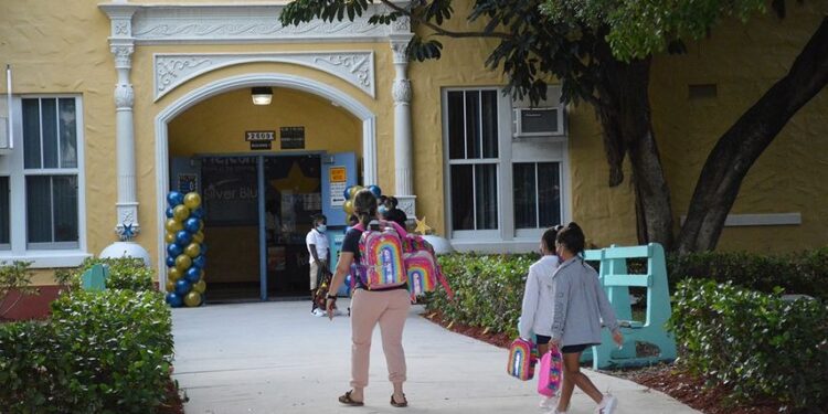 Florida ofrece oportunidad de ahorro en el regreso a clases con un feriado de impuestos