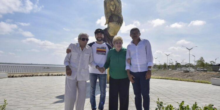 Barranquilla rinde un homenaje a Shakira con una estatua de bronce de más de 6 metros