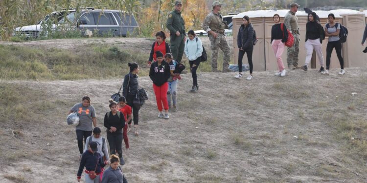Más de 2,2 millones de migrantes llegaron a la frontera sur de EEUU en 2023