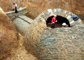 Descubren una antigua necrópolis con cientos de piezas arqueológicas en China