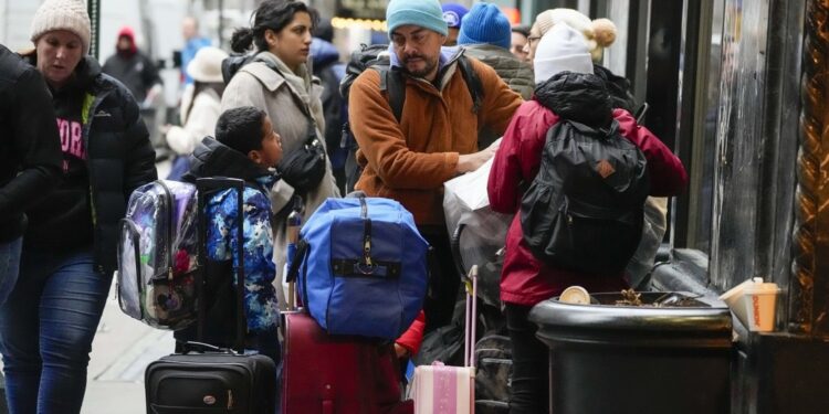 Nueva York impone un toque de queda a 1.900 migrantes