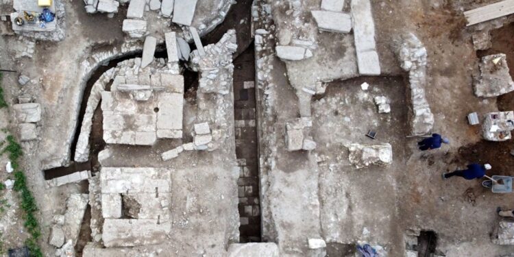 Hallan arco de triunfo romano de 1.800 años en Serbia