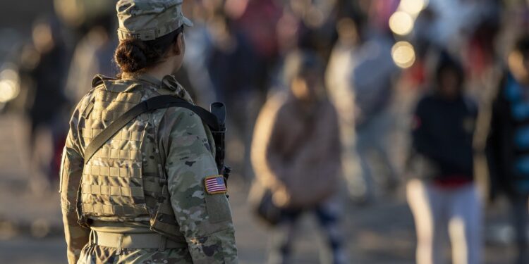 Gobernador de Oklahoma podría enviar a la Guardia Nacional para apoyar a Texas