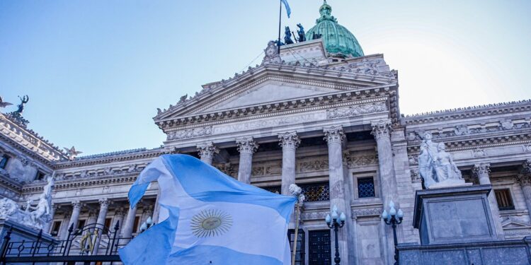Cámara de Diputados de Argentina inicia un debate de alta tensión por ley ómnibus de Milei