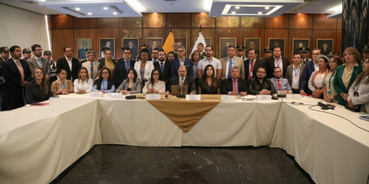 Asamblea Nacional de Ecuador garantiza indultos y amnistías a la Policía y el Ejército