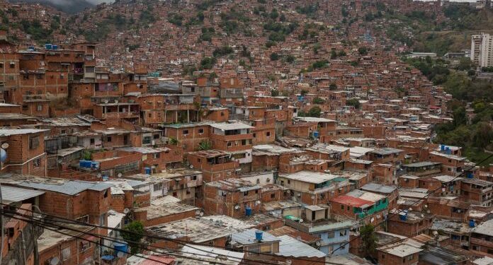 Revelan que casi el 70% de los venezolanos vive en pobreza multidimensional