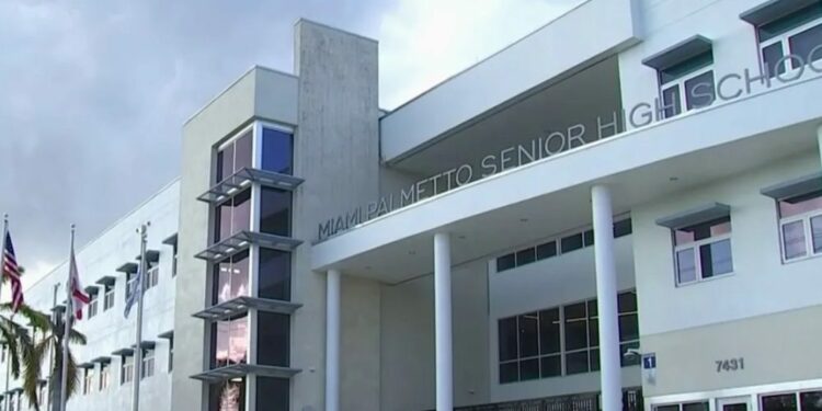Estudiante de secundaria en Miami-Dade cortó la oreja de un compañero