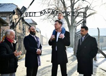 Elon Musk visitó Auschwitz tras polémica antisemita en  X