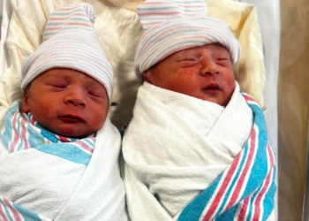 Conozca la historia de los gemelos que nacieron en años diferentes