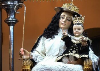 Lara se prepara para la procesión 166 de la Divina Pastora