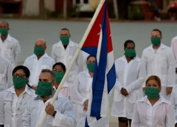 Régimen cubano retiene casi todo el salario de los médicos enviados a México