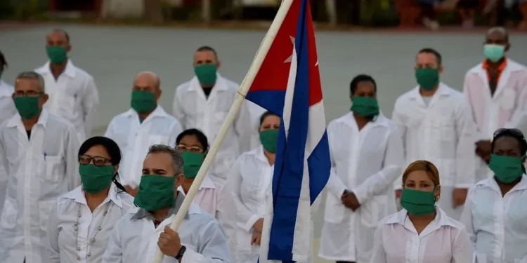 Régimen cubano retiene casi todo el salario de los médicos enviados a México