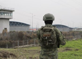 Ecuador busca a más de 40 reos fugados tras motín en cárcel