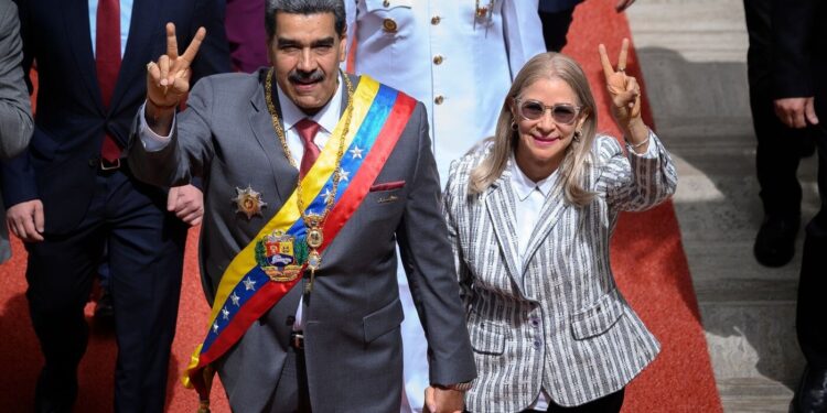 Estados Unidos busca apoyo de Petro para influir en Maduro