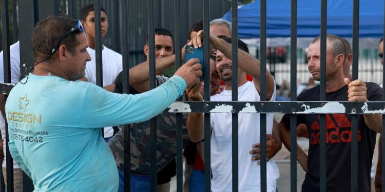 Activistas preocupados por folletos sobre reubicación de inmigrantes en Florida