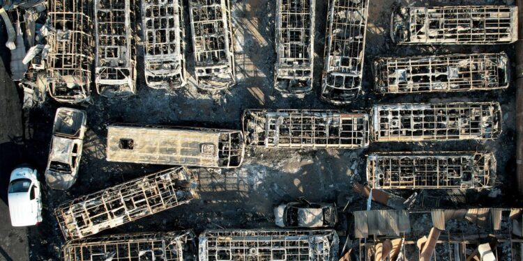 Boric activa el Fondo Nacional de Reconstrucción para damnificados por incendios forestales en Chile