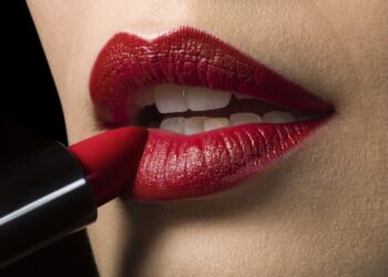 Ucrania se pronuncia en contra del lápiz labial tono ‘Rojo ruso’ de la empresa canadiense MAC