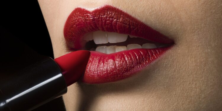 Ucrania se pronuncia en contra del lápiz labial tono ‘Rojo ruso’ de la empresa canadiense MAC