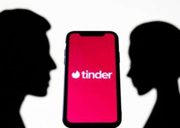 Demandan a Tinder, Hinge y otras ‘apps’ de citas por fomentar uso «compulsivo»