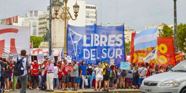 Agrupaciones sociales marchan en Argentina para reclamar aumentos acordes con la inflación