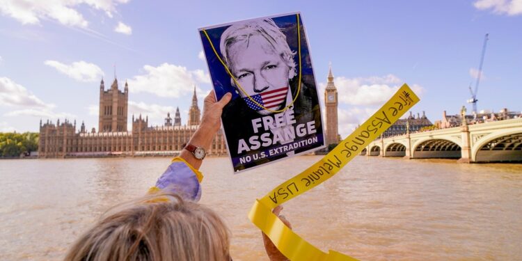 Aprueban moción que insta a EEUU y Reino Unido a permitir el regreso de Assange a Australia