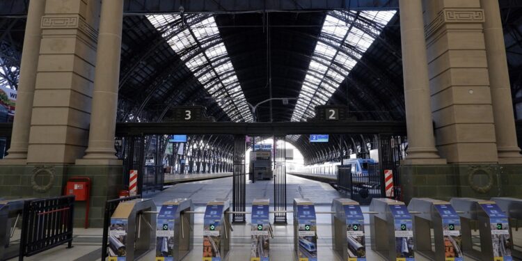 Trabajadores de trenes realizan un paro y reclaman a Milei alzas salariales