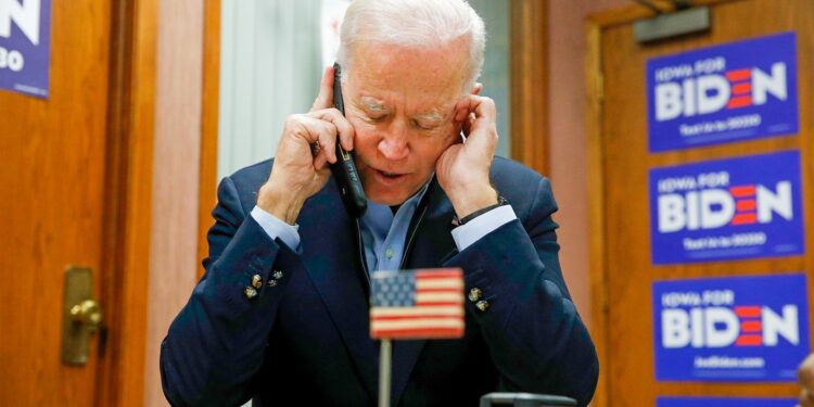 Consultor demócrata admite haber encargado una llamada falsa que imitó la voz de Biden con IA