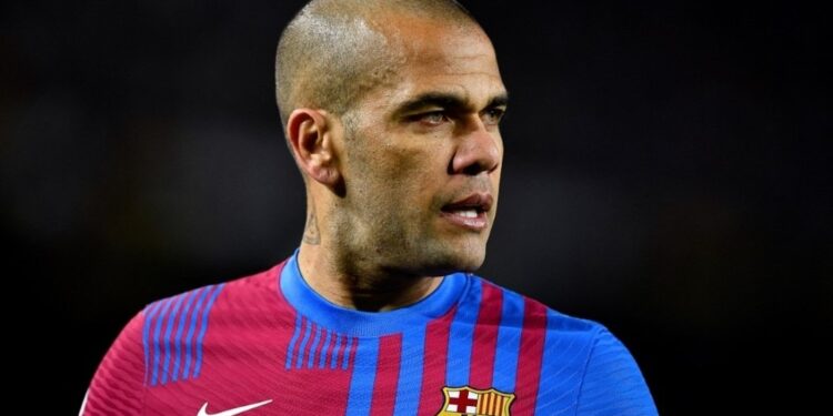 Reportan que el Barcelona le retiró a Dani Alves la condición de futbolista de leyenda