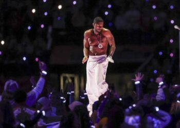 Homenaje de Usher a Michael Jackson en el medio tiempo del Super Bowl