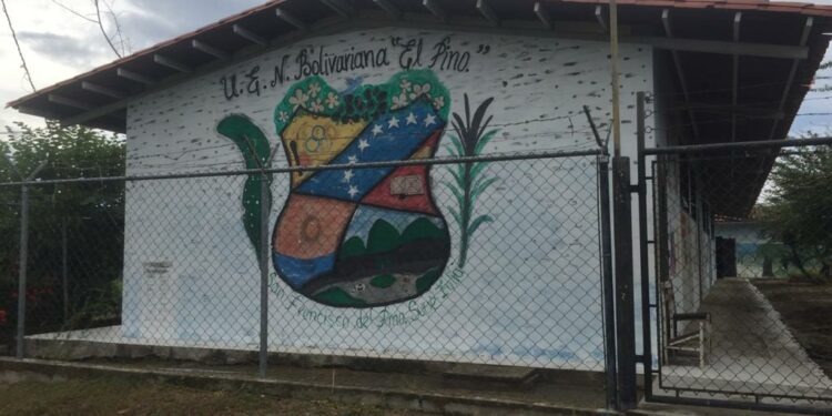 Urgen mejorar condiciones socioeconómicas de docentes en Venezuela