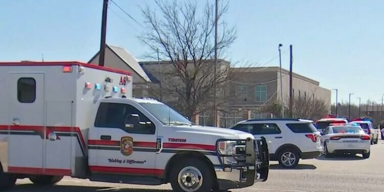 Policía disparó contra adolescente que ingresó armado a una escuela de Texas