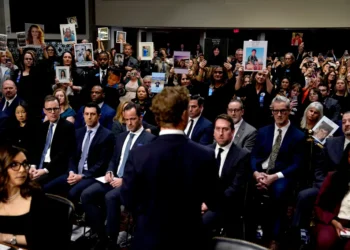 Zuckerberg se disculpa con familias por los daños causados en redes sociales