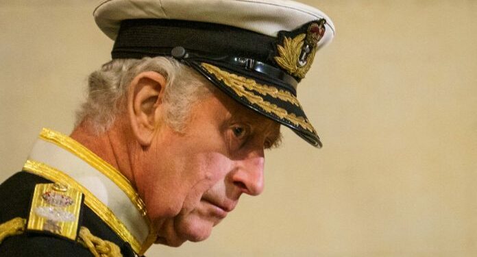 Carlos III regresó a Londres para seguir su tratamiento contra el cáncer