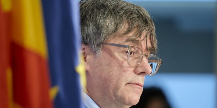 Supremo de España abre causa penal por terrorismo al expresidente catalán Puigdemont