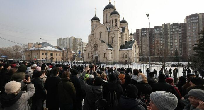 Miles de personas hacen cola frente a una iglesia en Moscú para despedirse de Navalni