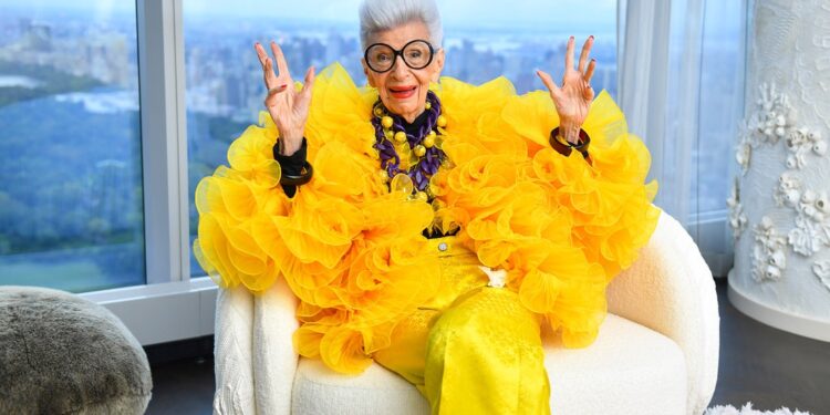 Muere a los 102 años la diseñadora estadounidense Iris Apfel