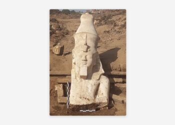 Descubren en Egipto la parte que faltaba de una estatua gigante de Ramsés II