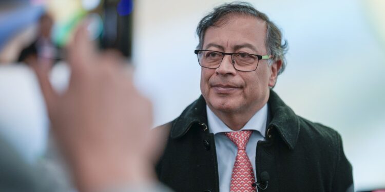 Petro invita a conversar en su oficina a un exjefe paramilitar preso