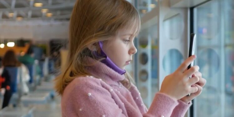 Aprueban en Florida prohibición revisada de las redes sociales para niños y la envían a la Cámara