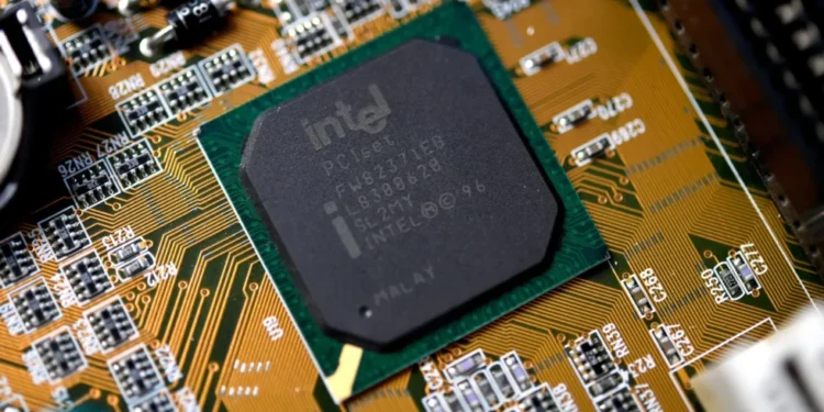 Biden anuncia acuerdo con Intel para instalar plantas de chips en varios estados