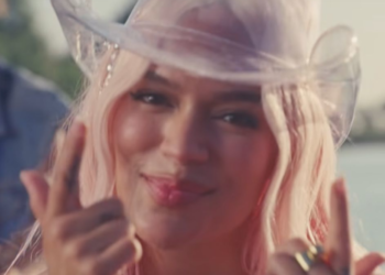 Karol G vivió gran susto cuando su avión aterrizó de emergencia