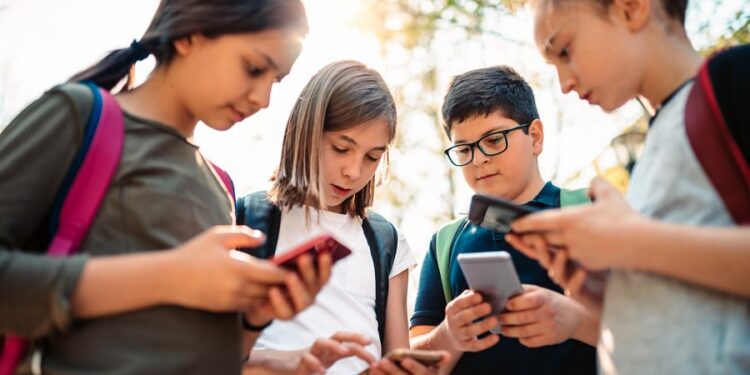 Solo falta la firma de DeSantis para alejar a niños en Florida de redes sociales