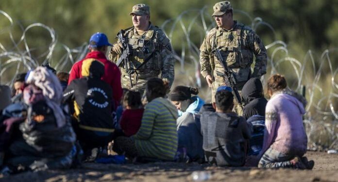 Supremo prohíbe ley de Texas que permite a policías detener y expulsar a migrantes