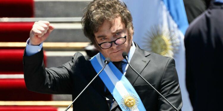 100 días de Milei: fuertes ajustes, choques internos y rechazo popular