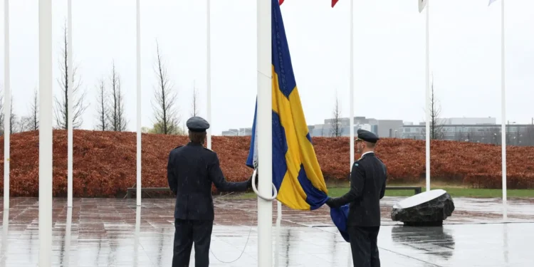 Izan la bandera sueca en la sede de la OTAN