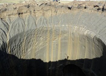 Profundo cráter aparece misteriosamente en medio de un campo ruso