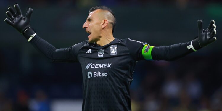 Suspenden a un portero por usar un láser en un partido de la liga mexicana