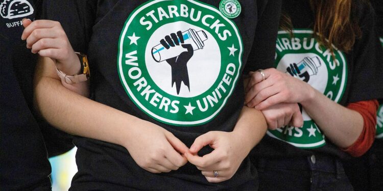 Tribunal Supremo de EEUU examina despidos de trabajadores sindicalizados de Starbucks
