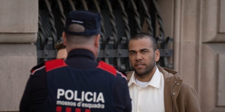 Retiran la estatua en homenaje a Dani Alves de su ciudad natal en Brasil