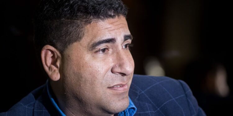 Ratti declina su candidatura a favor de Luis Eduardo Martínez